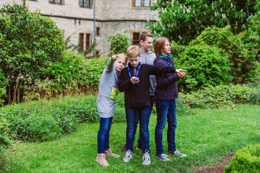 Sommerferienspiele in der Wewelsburg:„Geocaching, die etwas andere Schnitzeljagd“ steht in diesem Jahr auf dem Programm, Anmeldungen noch möglich (Foto: Lina Loos, Copyright: Kreismuseum Wewelsburg)